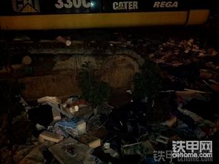 新車就被遺棄的卡特330c挖掘機，到底是什么名原因讓它遺棄在這