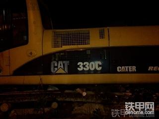 新车就被遗弃的卡特330c挖掘机，到底是什么名原因让它遗弃在这