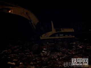 新車就被遺棄的卡特330c挖掘機(jī)，到底是什么名原因讓它遺棄在這