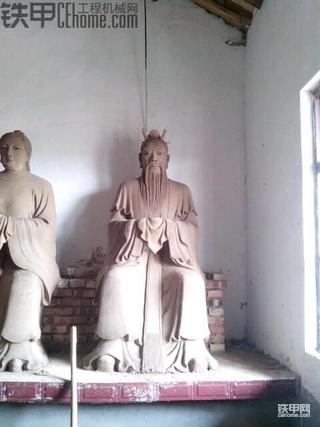 下雨没事。看到的庙里的泥塑