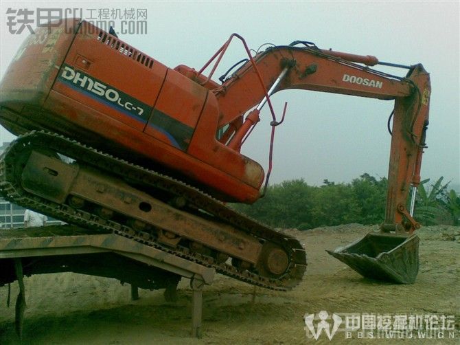 拆桥事故，斗山150挖掘机摔下来了