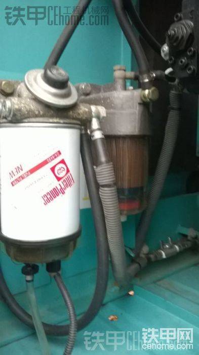 进口神钢200-8挖掘机的柴油油路疑问，白色铝合金杯和透明钢化玻璃杯哪个在前哪个在后