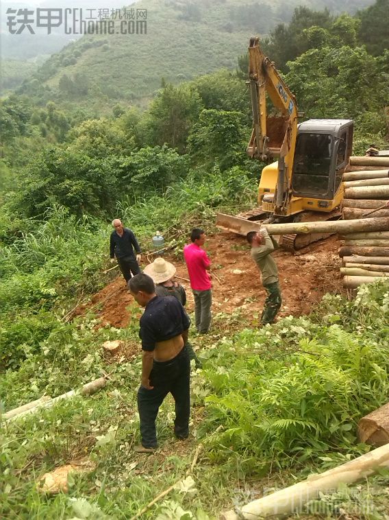 開山修路，每天和民工一起狂嗨。。。