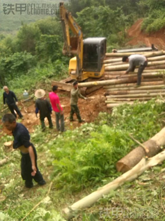 開山修路，每天和民工一起狂嗨。。。