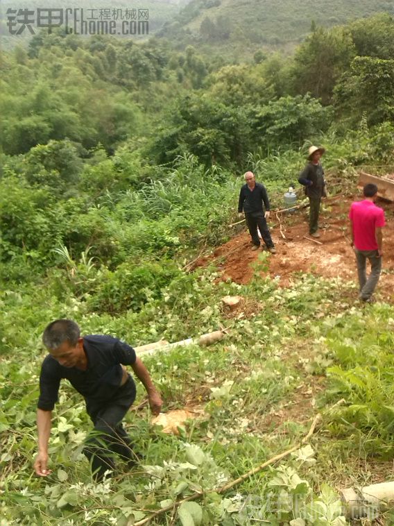 開山修路，每天和民工一起狂嗨。。。