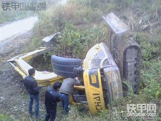 玉柴挖掘机累了，直接侧翻了