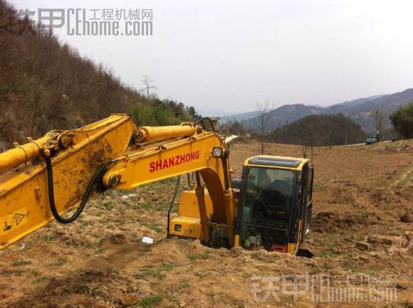 山寨中的山寨機(jī)子立電線桿打錘搬石頭，我去...還能在山寨點(diǎn)不？