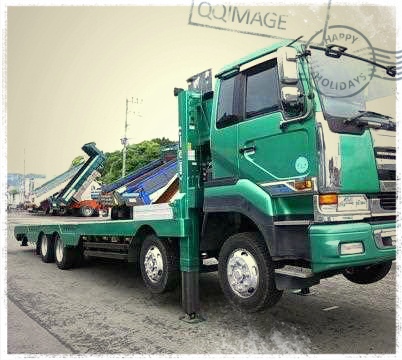 有這樣的平板車，挖掘機(jī)上拖車比較安全。