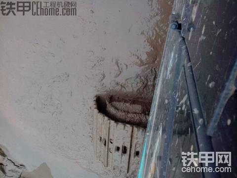 這活干的，頭疼，玻璃上都是泥漿