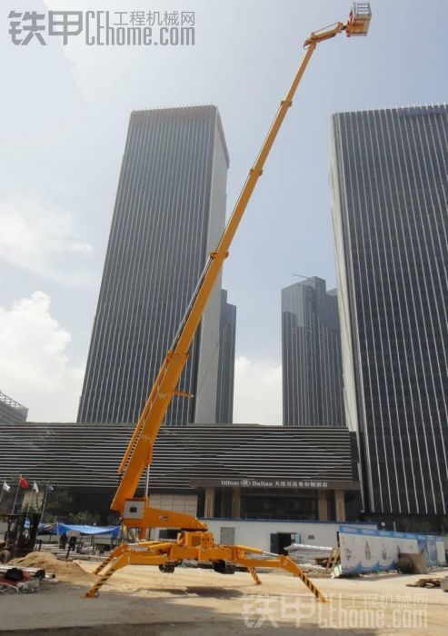 神奇的蜘蛛型高空作业设备履带式行走，室内高空维修战神