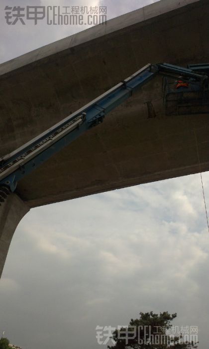 上班路上提前下公交車拍到的赫茲高空作業(yè)車