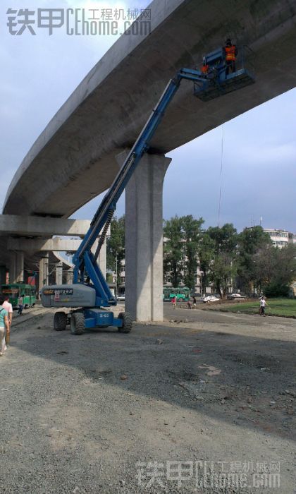 上班路上提前下公交車拍到的赫茲高空作業(yè)車