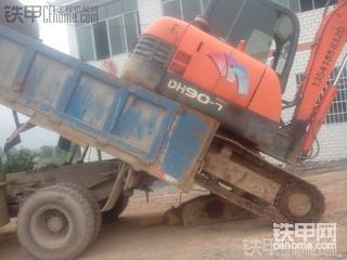 高富帅坐板车！看我斗山-7挖掘机巧上翻斗车！