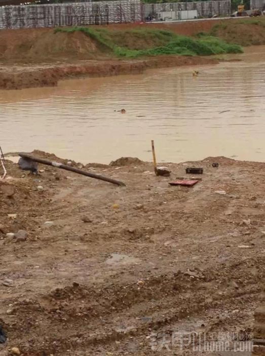 警钟长鸣啊······暴雨袭击长沙梅溪湖7台挖机遭殃了