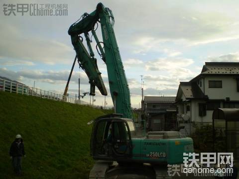 神鋼SK250LCD拆樓挖掘機(jī)上拖板車