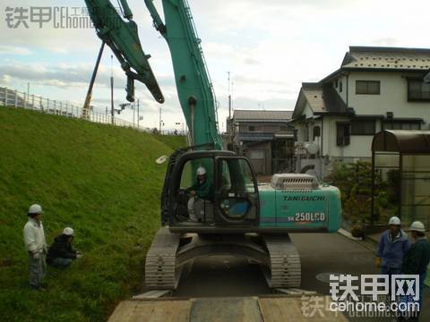 神钢SK250LCD拆楼挖掘机上拖板车