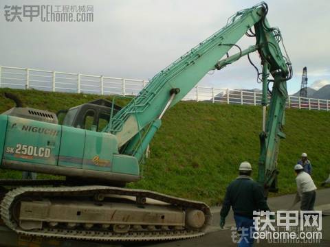 神钢SK250LCD拆楼挖掘机上拖板车