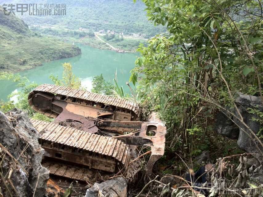 路基塌方拖车连人带雷沃挖机，一起滚50多米的山