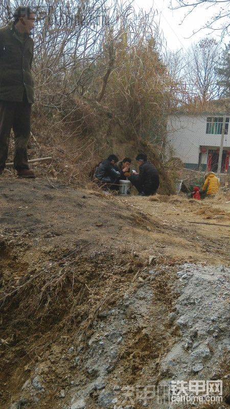 狗日的，叫他們陪我上班他們就把我黃油桶拿去斗地主了。擦