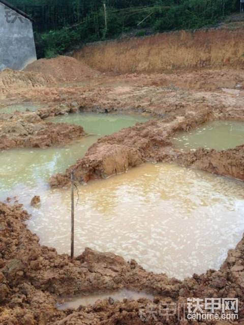 挖基础下雨变水塘 KOTO450作业