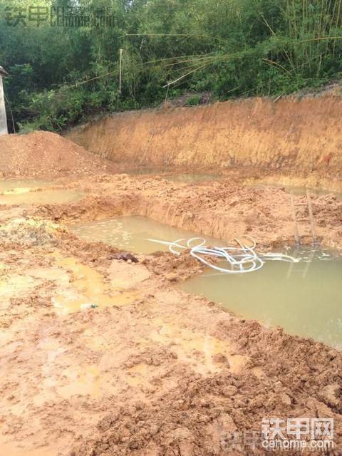 挖基础下雨变水塘 KOTO450作业