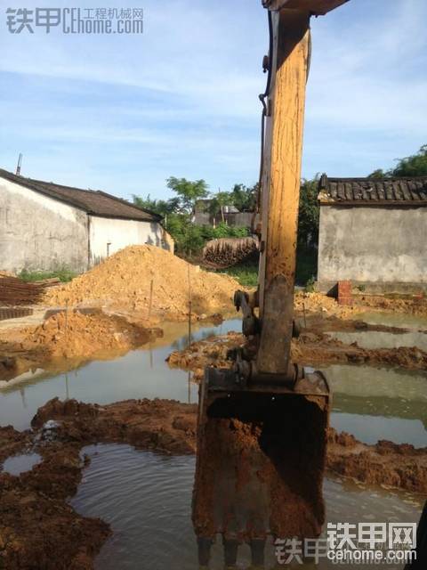 挖基礎下雨變水塘 KOTO450作業(yè)