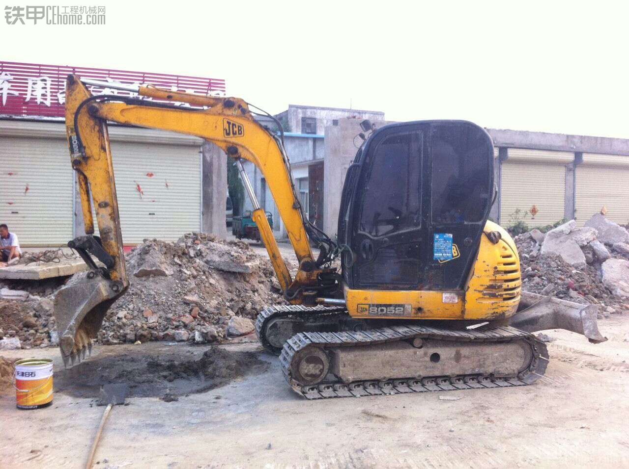 jcb8052