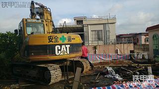 看我CAT卡特311CU挖掘機(jī)，從樓上干掉兩層樓房。。