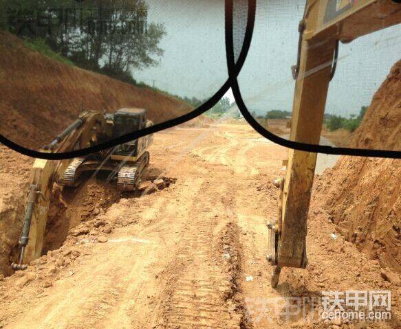 和同事一起挖風(fēng)化石的溝4米深度