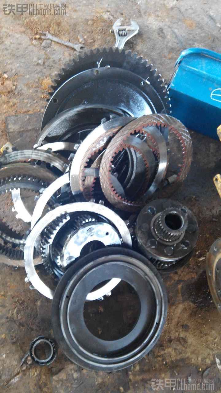 柳工856装载机更换超越离合器