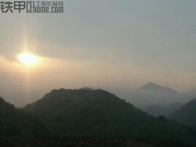 下雨了，山里風(fēng)景