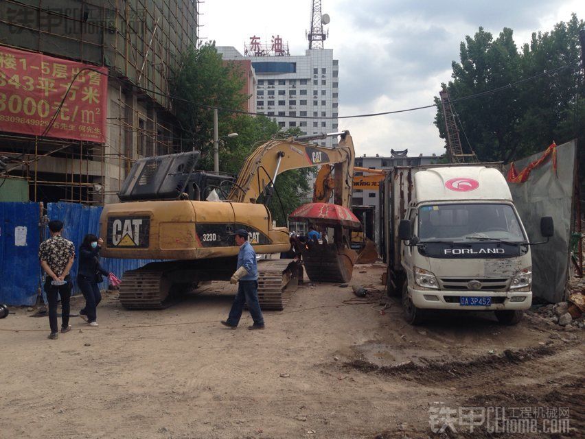 沈陽拆北行市場大樓地下室砸車了