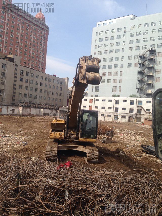 沈陽拆北行市場大樓地下室砸車了