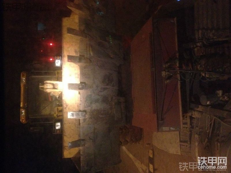 這是上拖車了.兩個(gè)龍工855D
