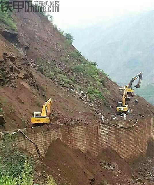 直擊云南地震現(xiàn)場道路搶修