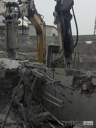 請教各位大蝦加藤820V電噴的機(jī)子好用嗎..附本人的挖機(jī)今年干活照片