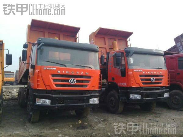 工地急转两辆红岩新金刚后八轮工程自卸车