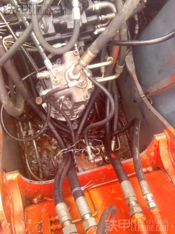 挖掘机发动机系统 EX120-3 回转骨架油封老爆漏油。