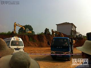 六月份在修路的工地 怒拆釘子戶 又是320D和820-3和820-R合作