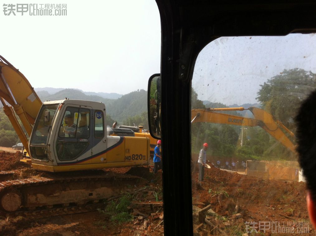 六月份在修路的工地 怒拆釘子戶(hù) 又是320D和820-3和820-R合作