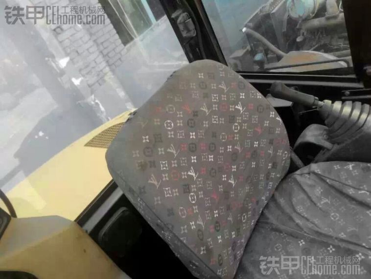 便宜的極品卡特305.5。車況沒什么可挑剔的。