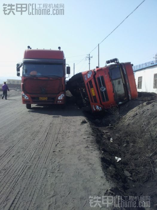 這么寬的路還翻車，估計(jì)是真瞌睡了！