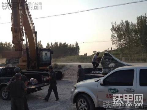 实拍卡特CAT336装钎杆直径165mm破碎锤现场