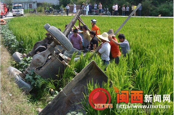 鏟車翻入稻田司機(jī)被困 村民自發(fā)參與救援