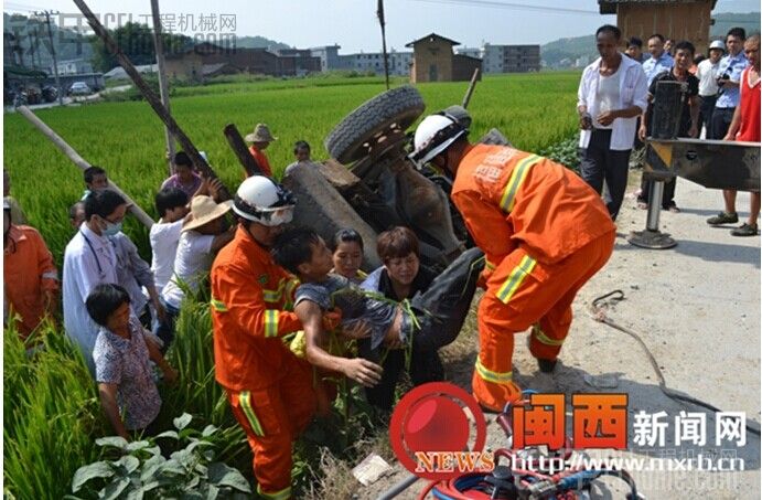 鏟車翻入稻田司機(jī)被困 村民自發(fā)參與救援