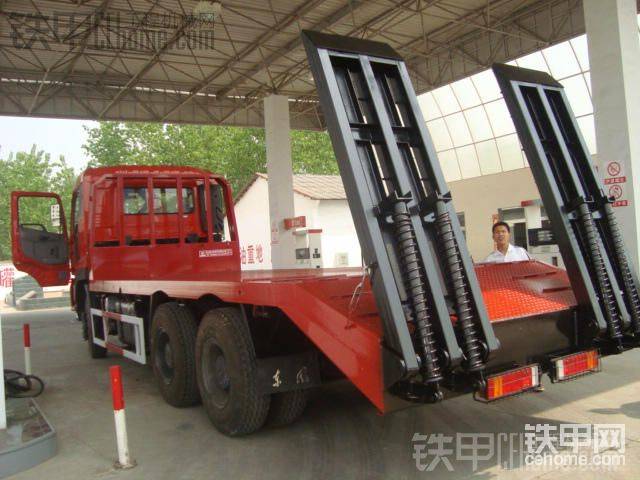 挖機(jī)平板拖車購車熱線：13774123355