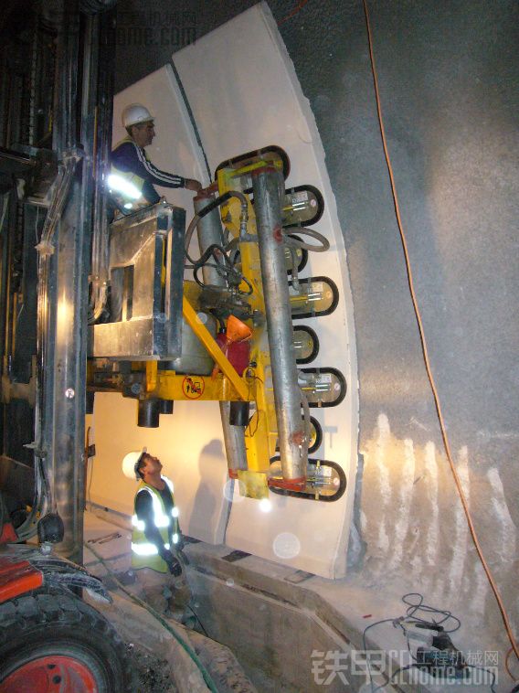隧道混凝土护板安装机