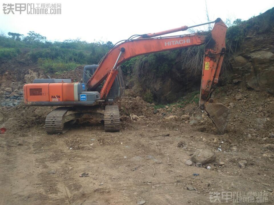 日立200-3G山区修路