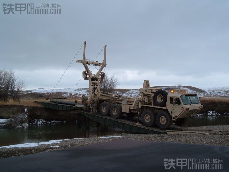 美軍【工兵部隊】架橋機。