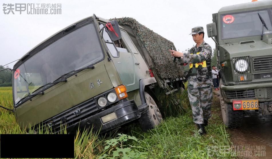 【軍車(chē)翻了】還拍照? 解放軍叔叔你真淡定，樓主更淡定。